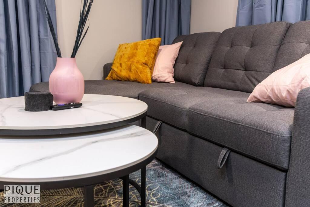 Apartment Modern Urban Escape -king Bed -pet Friendly - Free Parking & Netflix - Fast Wi-fi